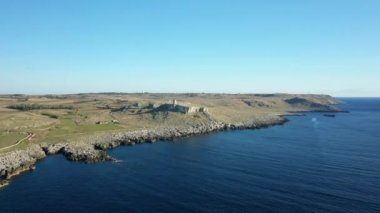 Küçük Porto Badisco köyünün çorak kıyıları Avrupa, İtalya ve Puglia 'daki Adriyatik Denizi kıyısında güneşli bir günde, yazın Lecce' ye doğru..