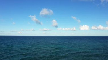 Adriyatik Denizi ve Avrupa, İtalya ve Puglia 'daki ilahi renkleri güneşli bir günde yazın.