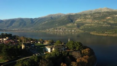 Ortaçağ şehir merkezi Ioannina 'da Avrupa' da, Yunanistan 'da, yazın Epirus' ta güneşli bir günde.