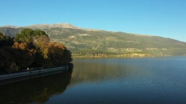 Yazın güneşli bir günde, Avrupa, Yunanistan ve Epirus 'taki Ioannina göl kenarındaki gezinti alanı.