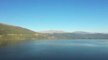 Ioannina Gölü ve Avrupa 'daki yeşil dağları, Yunanistan, Epirus yazın güneşli bir günde.
