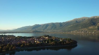 Ioannina kenti ve onun Avrupa, Yunanistan ve Epirus 'taki Türk kalesi güneşli bir günde yazın.