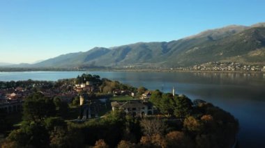 Güneşli bir günde, yaz mevsiminde Avrupa, Yunanistan ve Epirus 'ta Türk Loannina Kalesi.