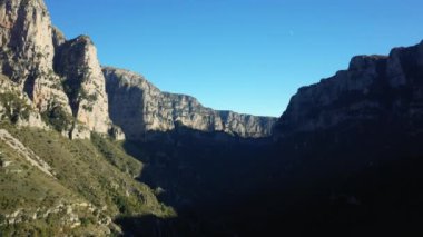 Vikos Boğazı, Vikos Aoos Ulusal Parkı 'nın ortasında Avrupa, Yunanistan, Epirus yazın güneşli bir günde.