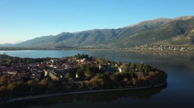 Yazın güneşli bir günde, Avrupa, Yunanistan ve Epirus 'ta yeşil dağlara bakan Ioannina kasabası..