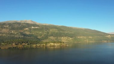 Avrupa 'daki güzel Ioannina Gölü, Yunanistan, Epirus yazın güneşli bir günde.