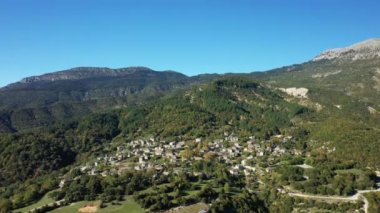 Avrupa 'daki geleneksel Papingo köyü, Yunanistan, Epirus yazın güneşli bir günde.