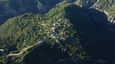 Geleneksel Vikos köyü, güneşli bir günde Avrupa, Yunanistan ve Epirus 'un geçitlerine bakıyor..