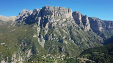 Vikos köyü, güneşli bir günde Avrupa, Yunanistan ve Epirus 'ta anıtsal ormanlarla karşı karşıya..