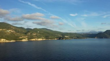 İyon Denizi kıyısındaki yemyeşil Yunan kırsalında güneşli bir günde Avrupa, Yunanistan ve Epirus 'ta Syvota' ya doğru.