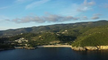 Yazın güneşli bir günde, Avrupa, Yunanistan ve Epirus 'ta Yunan kırsalı ve Akdeniz.