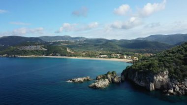 Avrupa, Yunanistan ve Epirus 'taki Karavostasi sahillerindeki kayalar güneşli bir günde.