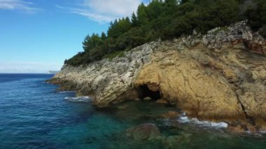 Avrupa, Yunanistan 'da Karavostasi sahilinde bir mağara, güneşli bir günde yazın Epirus..