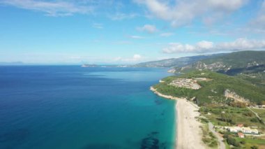 Yazın güneşli bir günde, Avrupa, Yunanistan ve Epirus 'taki İyon Denizi kıyısındaki Karavostasi plajının panoramik manzarası.