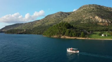 Akdeniz 'den Avrupa' ya, Yunanistan 'a, Epirus' a giden bir tekne, güneşli bir günde..