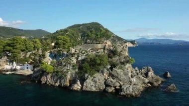 Avrupa 'daki Parga şehrinin kayalıkları, Yunanistan, Epirus yazın güneşli bir günde.