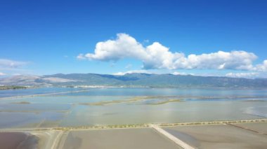 Missolonghi 'nin tuzlu bataklıkları ve Avrupa' daki Yunan kırsalının kurak dağları, Yunanistan 'ın orta kesiminde yaz aylarında güneşli bir günde.