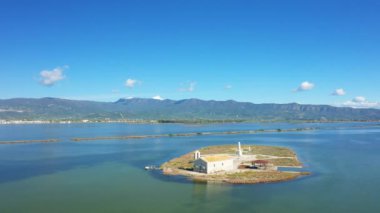Yunanistan 'ın orta kesimindeki Missolonghi' nin tuzlu bataklıklarında güneşli bir günde, bir adada bir şapel..