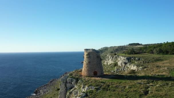 Uma Torre Velha Para Aldeia Porto Badisco Europa Itália Puglia — Vídeo de Stock