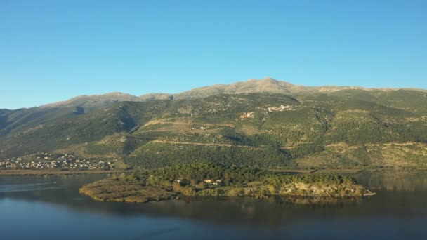 Зеленая Местность Выходящая Город Янина Озеро Европе Греция Эпир Летом — стоковое видео