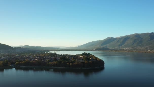 Cidade Ioannina Junto Lago Frente Para Montanhas Europa Grécia Epiro — Vídeo de Stock