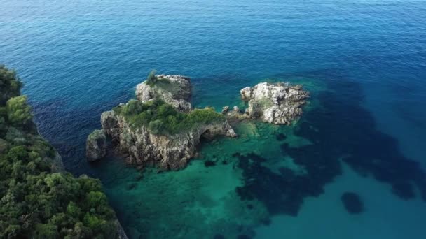 Rocas Mar Jónico Hacia Playa Karavostasi Europa Grecia Epiro Verano — Vídeo de stock