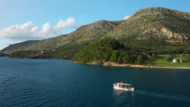 Лодка Средиземном Море Платарию Европе Греции Эпире Летом Солнечный День — стоковое видео