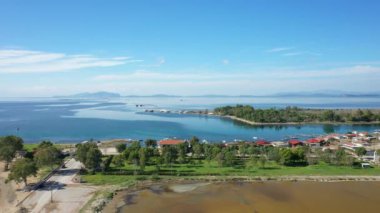 Yazın güneşli bir günde, Orta Yunanistan 'ın Avrupa kentindeki Akdeniz kıyısındaki Missolonghi' ye doğru geleneksel Tourlida köyü.