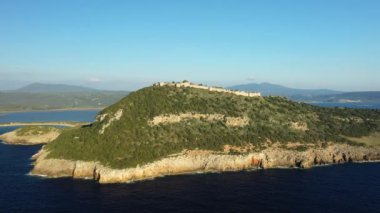 Avrupa 'daki görkemli Navarino Kalesi, Yunanistan, Moreloponnese, Mani Yazın güneşli bir günde.