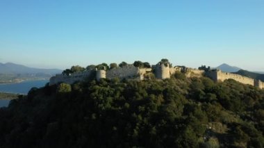 Yazın güneşli bir günde Avrupa, Yunanistan, Moreloponnese, Mani 'deki yemyeşil bitki örtüsünün üzerindeki Navarino Kalesi.
