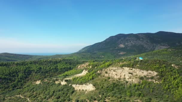 緑豊かな田舎とヨーロッパ ギリシャ 晴れた日に夏のペロポネソスのオリーブの木 — ストック動画