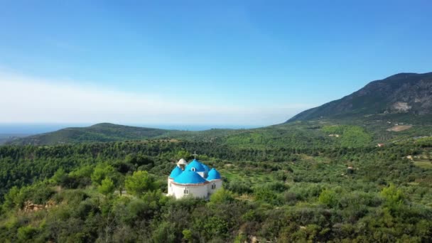 ヨーロッパの緑豊かな田舎の真ん中にある小さな伝統的なチャペル ギリシャ 晴れた日に夏のペロポネソス — ストック動画