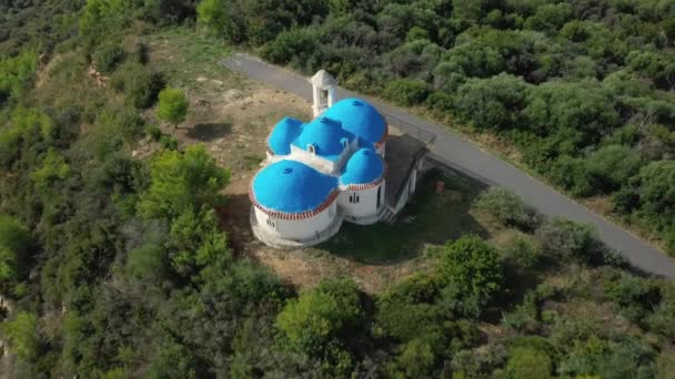 ヨーロッパ ギリシャ 晴れた日に夏のペロポネソスの壮大な正教会 — ストック動画