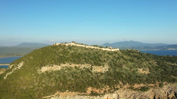 夏の晴れた日にヨーロッパ ギリシャ ペロポネソス マニーの山の上にNavarino城 — ストック動画
