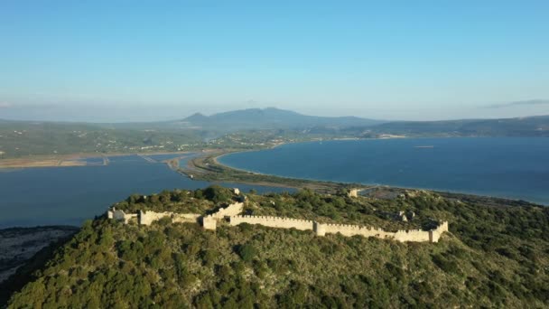 ヨーロッパのナヴァリーノ城 ギリシャ ペロポネソス 晴れた日に夏のマニー — ストック動画