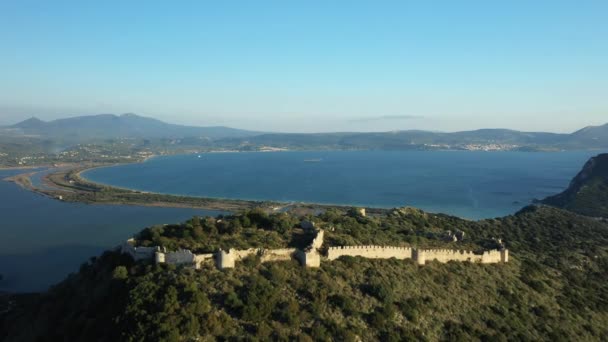 ナヴァリーノ城とヨーロッパの古カストロビーチ ギリシャ ペロポネソス 晴れた日に夏のマニー — ストック動画