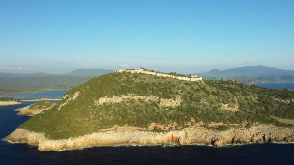 夏の晴れた日にヨーロッパ ギリシャ ペロポネソス マニーの崖で保護ナヴァリーノ城 — ストック動画