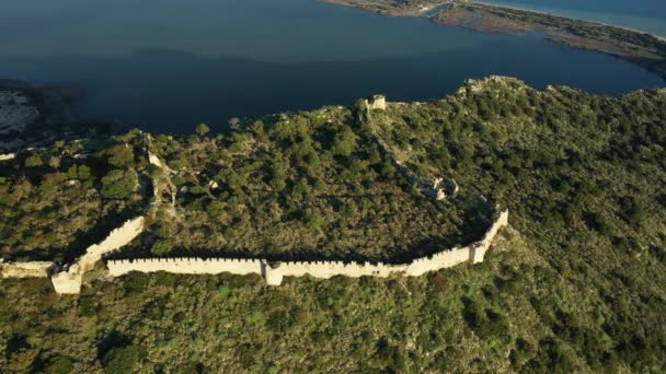 夏の晴れた日にヨーロッパ ギリシャ ペロポネソス マニーの岩の上のナヴァリーノ城の壁 — ストック動画
