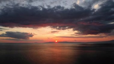 Yazın güneşli bir günde, Avrupa, Yunanistan, Mora ve Mani 'de Akdeniz' de gece çöker..