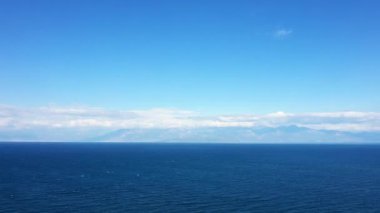 Avrupa 'daki görkemli Akdeniz, Yunanistan, Moreloponnese, Mani yazın güneşli bir günde.