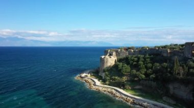 Avrupa, Yunanistan, Mora, Mani 'deki Akdeniz kıyısındaki Koroni Kalesi' nin kulesi güneşli bir günde.