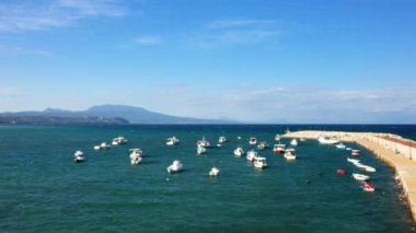 Koroni limanı ve balıkçı tekneleri Avrupa 'da, Yunanistan' da, Mora 'da, Mani' de yazın güneşli bir günde.