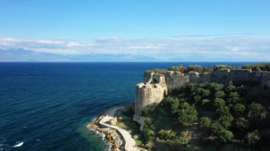 Avrupa, Yunanistan, Mora, Mani 'de Akdeniz' e bakan Koroni Kalesi eteklerindeki bir yol, güneşli bir günde.