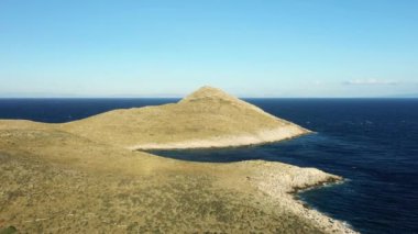 Yazın güneşli bir günde Avrupa, Yunanistan, Mora, Mani 'de kurak ve görkemli Cape Tenare.
