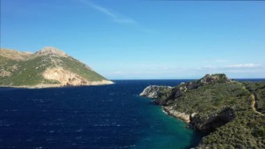 Etretat 'ın ünlü tebeşir kayalıkları ve uzun çakıl taşı plajları, Avrupa, Fransa, Normandiya, Seine Denizcilik, yazın güneşli bir günde Fecamp ve Le Havre arasında..