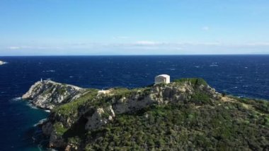 Porto Kagio deniz feneri koruyucularının evi Avrupa, Yunanistan, Moreloponnese, Mani yazın güneşli bir günde.