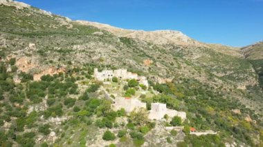 Yazın güneşli bir günde, Avrupa, Yunanistan, Mora, Mani 'nin dağlık kesimindeki geleneksel Porto Kagio köyü..