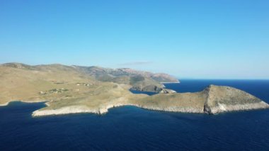 Cape Tenare ve Akdeniz Avrupa 'da, Yunanistan' da, Mora 'da, Mani' de yazın güneşli bir günde.