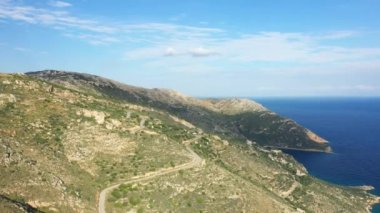 Yazın güneşli bir günde Avrupa 'nın, Yunanistan' ın, Mora 'nın, Mani' nin yeşil kırsalında bir yol..