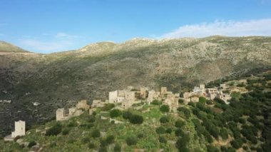 Vathia, Yunanistan, Moreloponnese, Mani 'deki dağlarının tepesinde güneşli bir günde geleneksel bir köy..